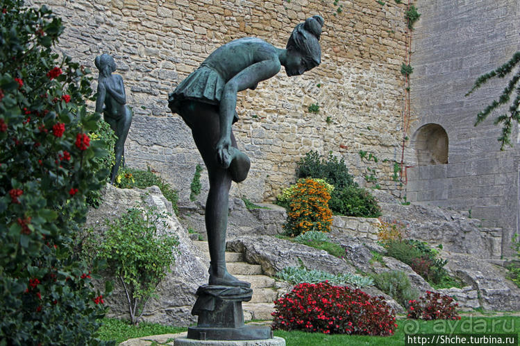 Современная скульптура на улицах Сан-Марино