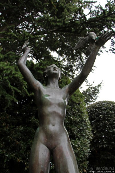 Современная скульптура на улицах Сан-Марино