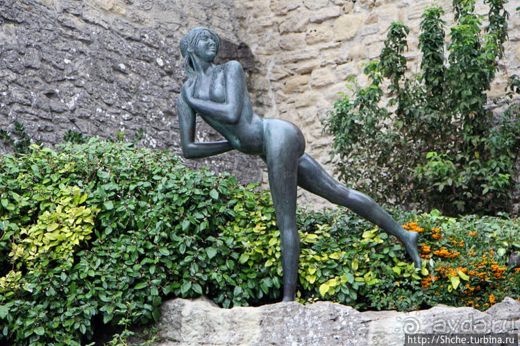 Современная скульптура на улицах Сан-Марино