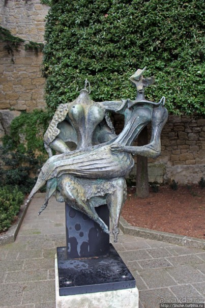 Современная скульптура на улицах Сан-Марино