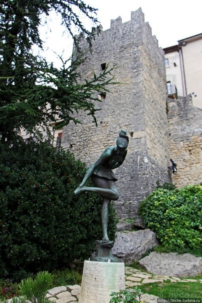 Современная скульптура на улицах Сан-Марино