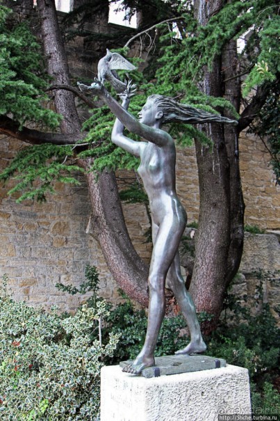 Современная скульптура на улицах Сан-Марино