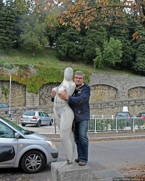 Современная скульптура на улицах Сан-Марино