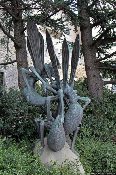 Современная скульптура на улицах Сан-Марино