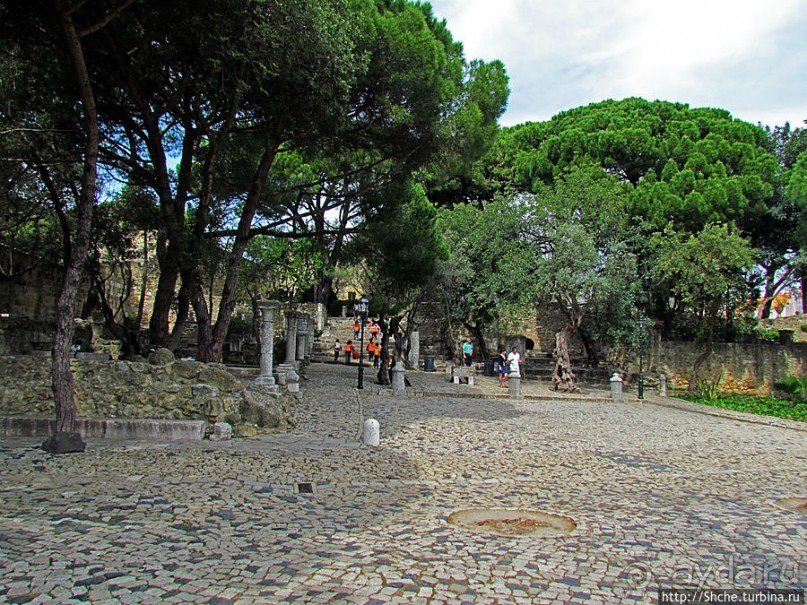 Прогулка по территори цитадели Сан Жоржи, простор и красота