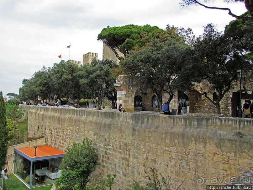 Прогулка по территори цитадели Сан Жоржи, простор и красота