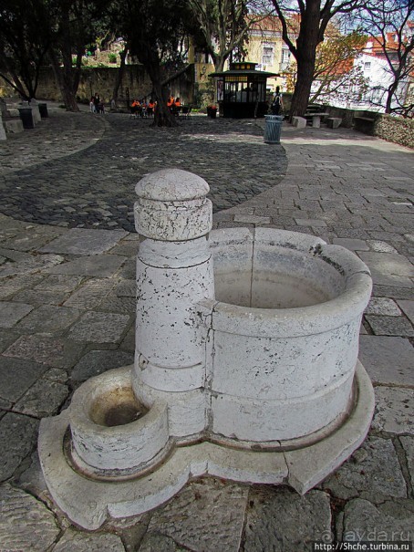 Прогулка по территори цитадели Сан Жоржи, простор и красота