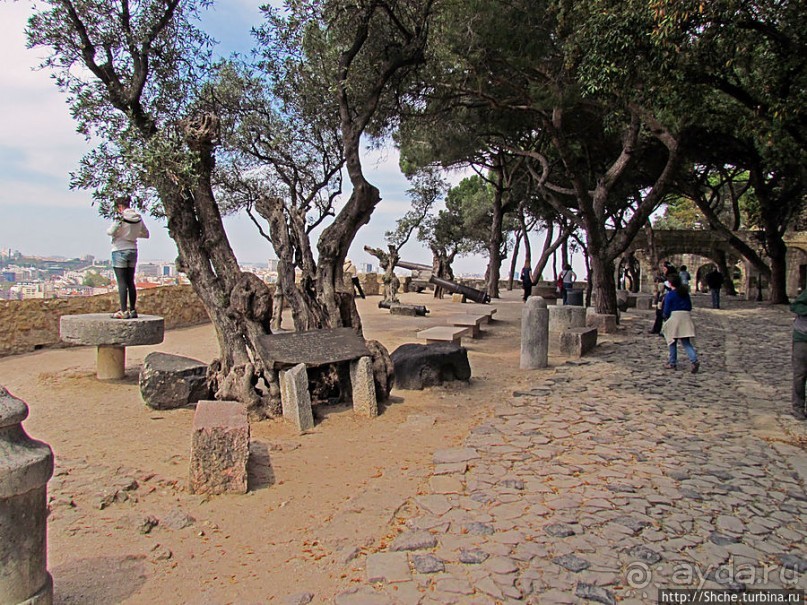 Прогулка по территори цитадели Сан Жоржи, простор и красота