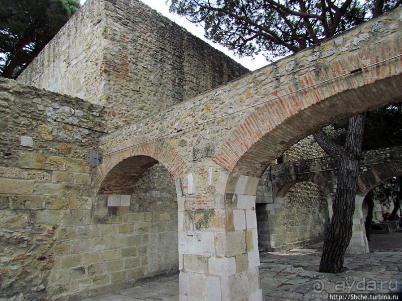 Прогулка по территори цитадели Сан Жоржи, простор и красота