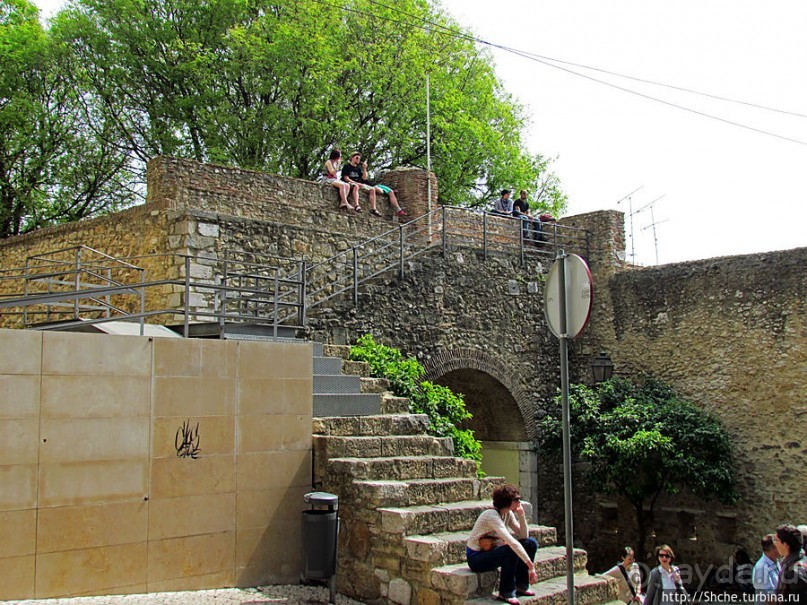 Прогулка по территори цитадели Сан Жоржи, простор и красота