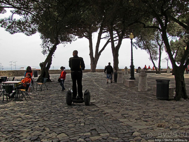 Прогулка по территори цитадели Сан Жоржи, простор и красота