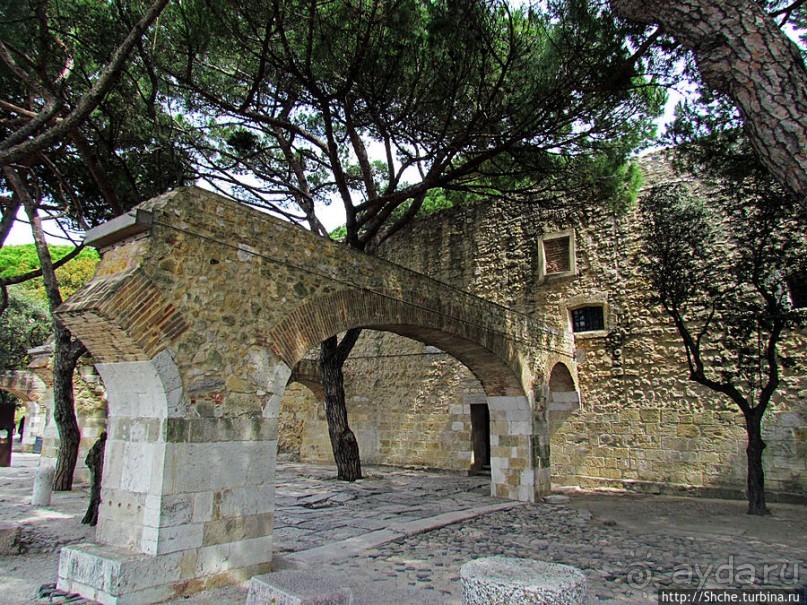 Прогулка по территори цитадели Сан Жоржи, простор и красота