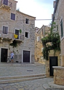 Супетар - небольшой живописный городок на острове Брач