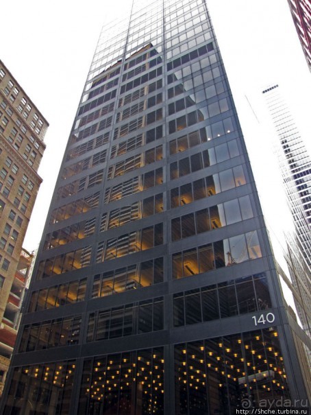 "Небоскребы, небоскребы, а я маленький такой..."