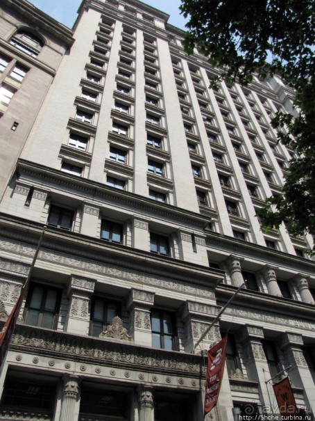 "Небоскребы, небоскребы, а я маленький такой..."