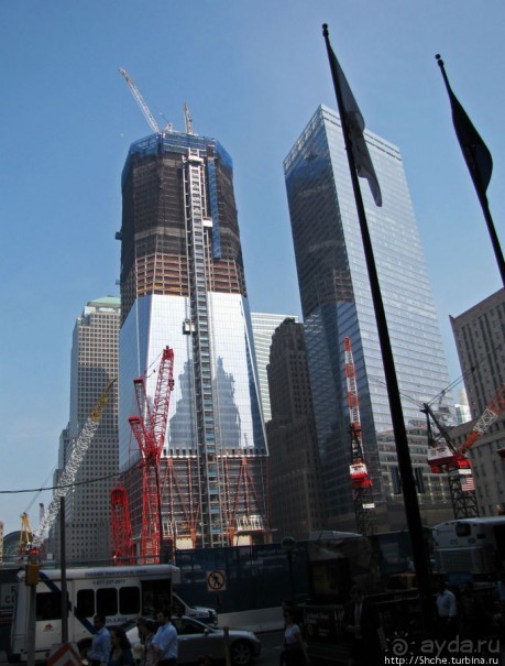 "Небоскребы, небоскребы, а я маленький такой..."