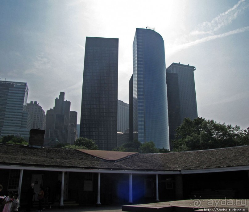 "Небоскребы, небоскребы, а я маленький такой..."