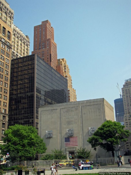 "Небоскребы, небоскребы, а я маленький такой..."