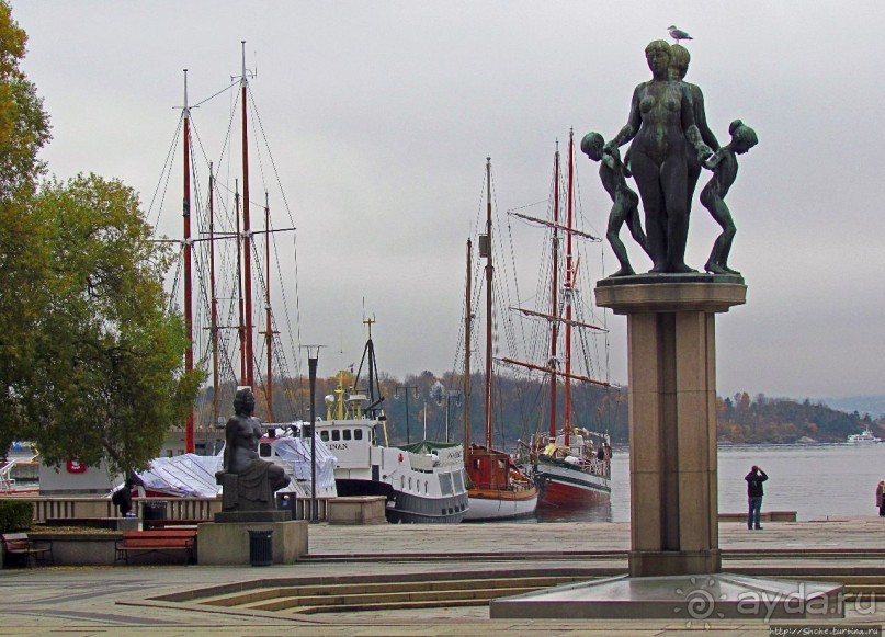 Променад вдоль берегов бухты Pipervika, элитный Aker Brygge