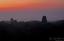 Над древним Тикалем забрезжил рассвет