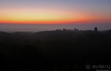 Над древним Тикалем забрезжил рассвет