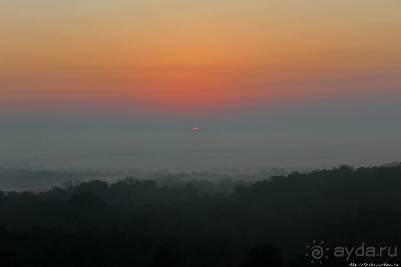Над древним Тикалем забрезжил рассвет