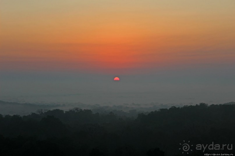 Над древним Тикалем забрезжил рассвет