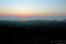 Над древним Тикалем забрезжил рассвет