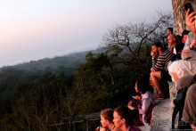 Над древним Тикалем забрезжил рассвет