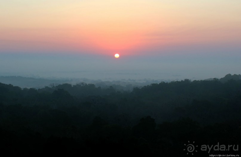 Над древним Тикалем забрезжил рассвет