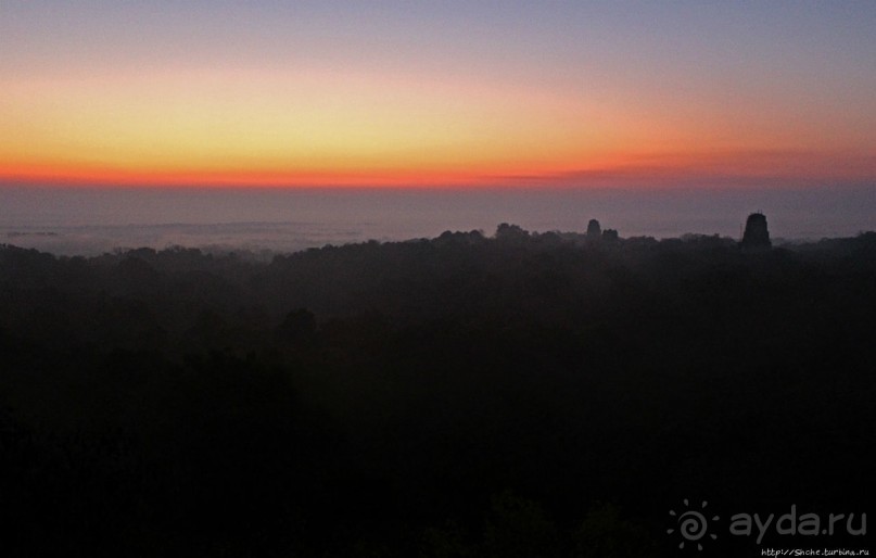 Над древним Тикалем забрезжил рассвет