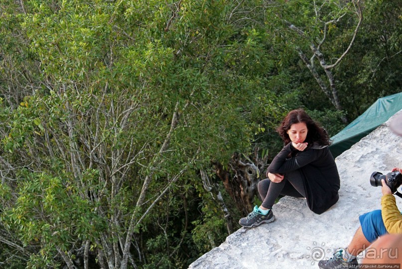 Над древним Тикалем забрезжил рассвет