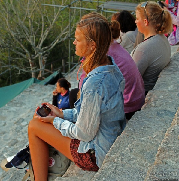 Над древним Тикалем забрезжил рассвет