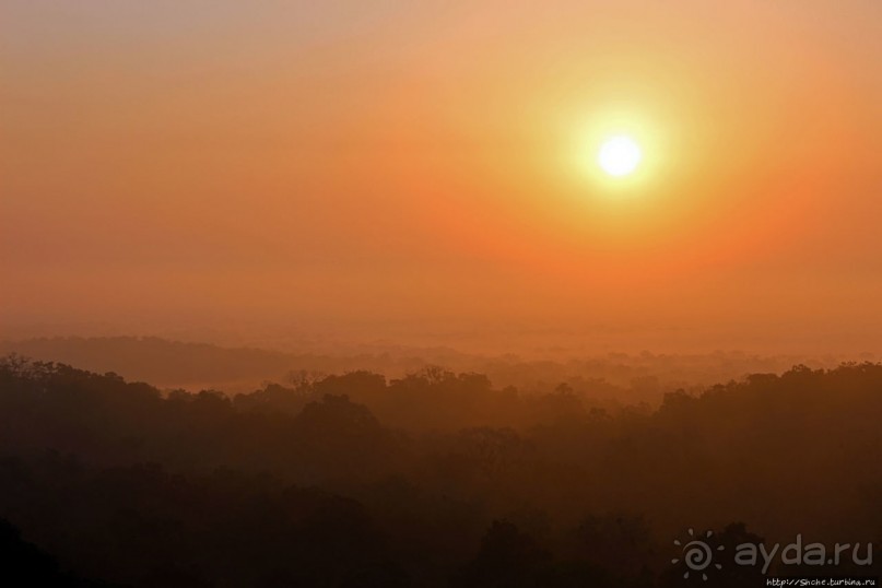 Над древним Тикалем забрезжил рассвет