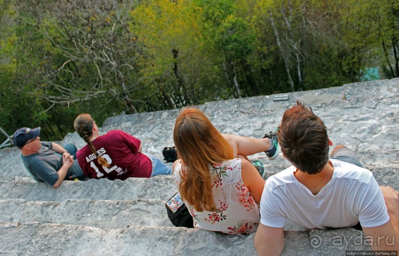 Над древним Тикалем забрезжил рассвет