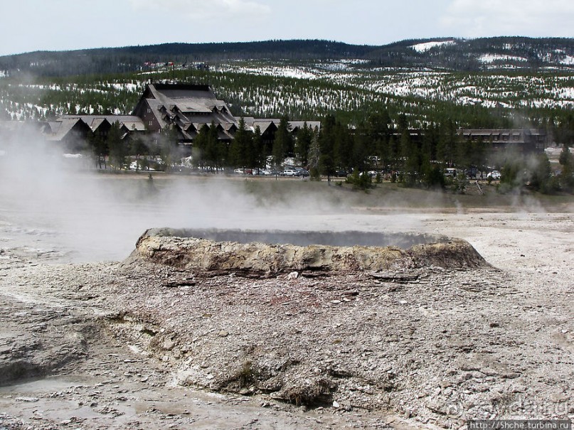 "Живые" источники окраин Geyser Hill в Йеллоустонском Н.П.