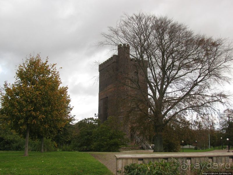 Видишь, там на горе, возвышается