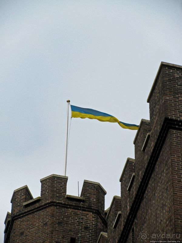 Видишь, там на горе, возвышается