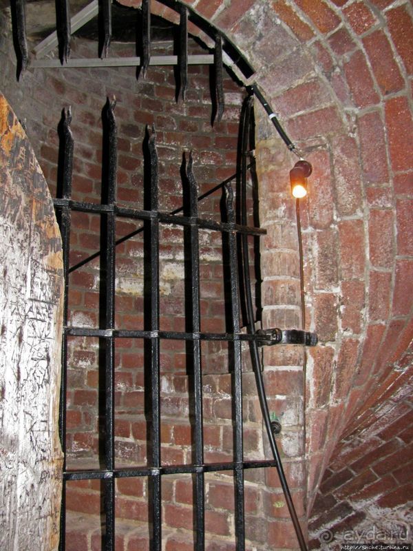 Видишь, там на горе, возвышается