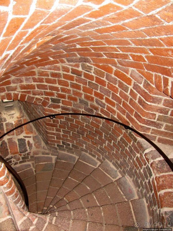 Видишь, там на горе, возвышается