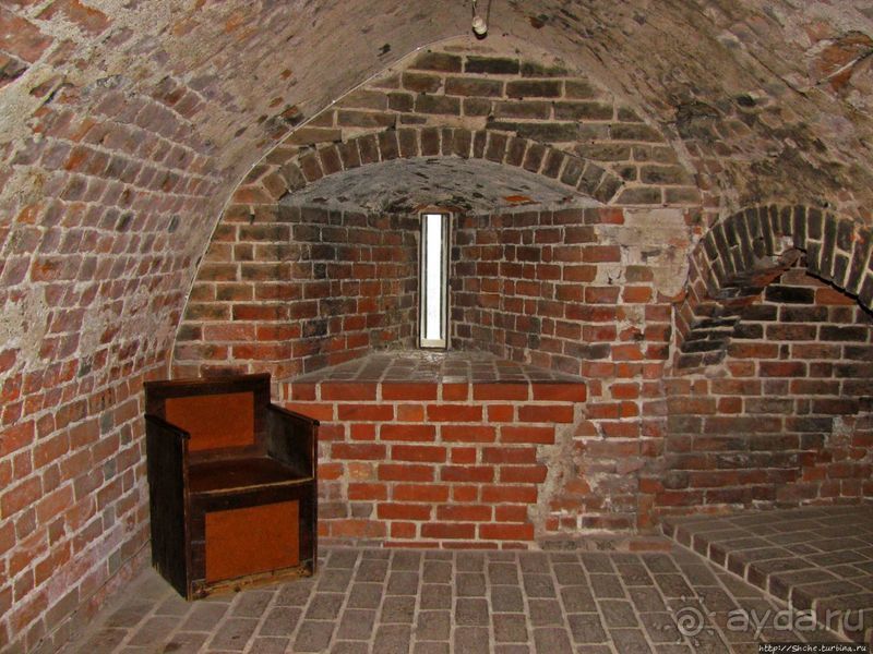 Видишь, там на горе, возвышается