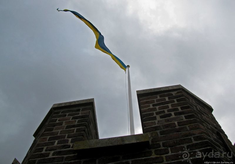 Видишь, там на горе, возвышается