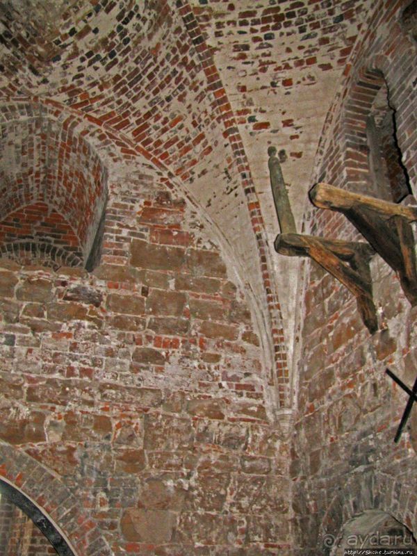 Видишь, там на горе, возвышается