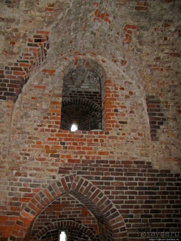 Видишь, там на горе, возвышается