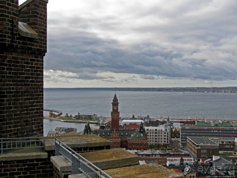 Видишь, там на горе, возвышается