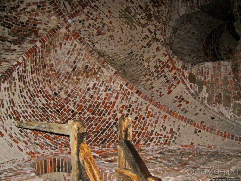 Видишь, там на горе, возвышается