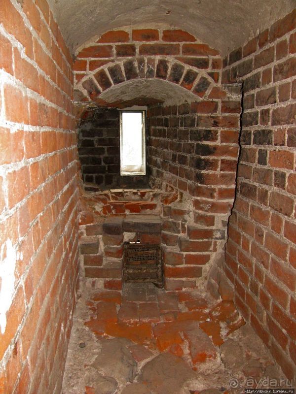 Видишь, там на горе, возвышается