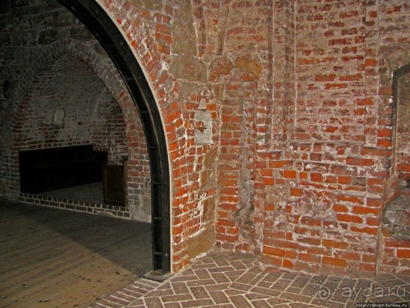 Видишь, там на горе, возвышается