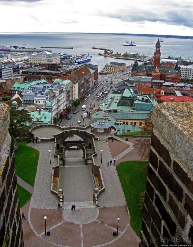 Видишь, там на горе, возвышается