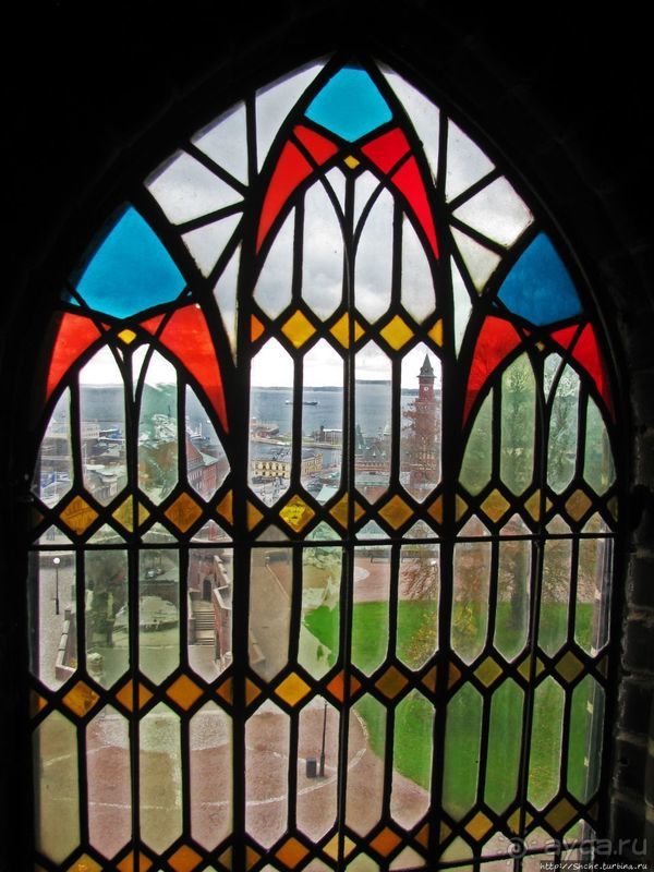 Видишь, там на горе, возвышается